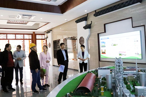調研組參觀主廠房一樓展示廳、智能中央控制室01.jpg